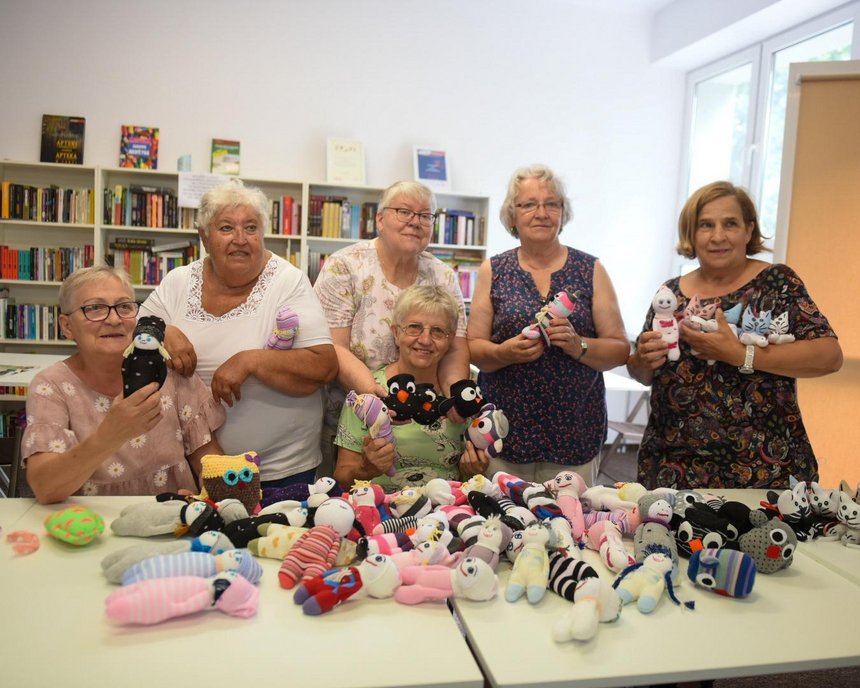 Łódzkie seniorki szyją maskotki dla chorych dzieci ze szpitali. Na zdjęciach Panie: Basia, Halina, Ania, Lucyna, Roma i Łucja fot. Paweł Łacheta / UMŁ