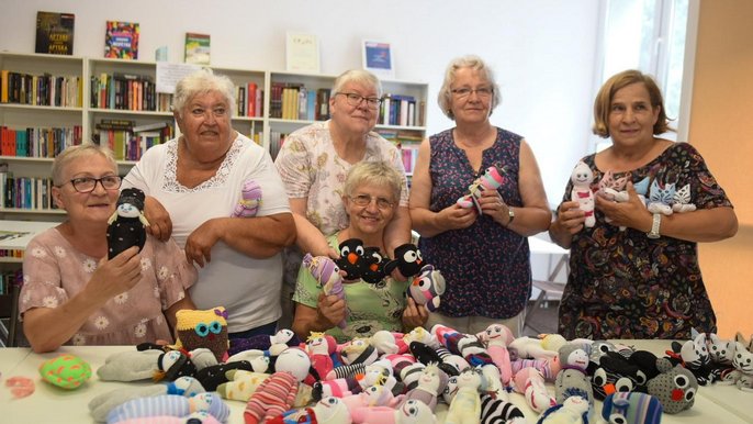 Łódzkie seniorki szyją maskotki dla chorych dzieci ze szpitali. Na zdjęciach Panie: Basia, Halina, Ania, Lucyna, Roma i Łucja Łódzkie seniorki szyją maskotki dla chorych dzieci ze szpitali. Na zdjęciach Panie: Basia, Halina, Ania, Lucyna, Roma i Łucja - fot. Paweł Łacheta / UMŁ
