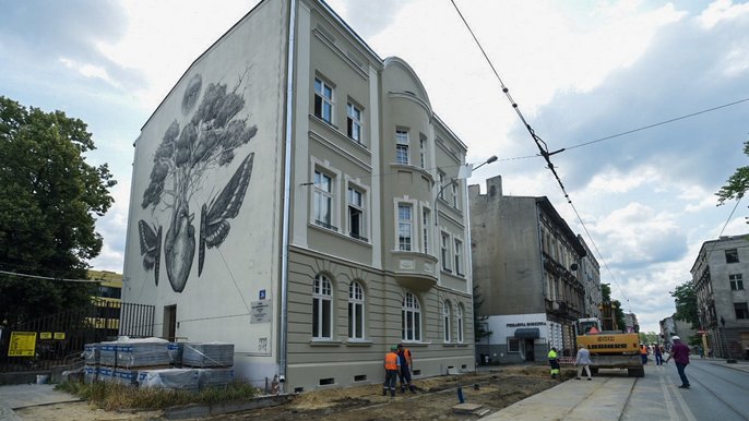 Odsłonięta została frontowa elewacja kamienicy przy ul. Kilińskiego 26, która w całości poddana jest rewitalizacji. Na ścianie szczytowej zachowano mural, który kilka lat temu stworzył Portorykańczyk Alexis Diaz. Odsłonięta została frontowa elewacja kamienicy przy ul. Kilińskiego 26, która w całości poddana jest rewitalizacji. Na ścianie szczytowej zachowano mural, który kilka lat temu stworzył Portorykańczyk Alexis Diaz. - fot. Paweł Łacheta