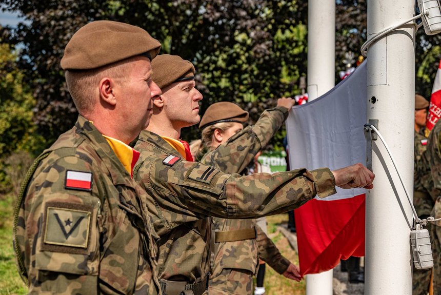 Żołnierze 9. Łódzkiej Brygady Obrony Terytorialnej. Wciąganie flagi na maszt. Fot. P. Wacławiak, UMŁ.