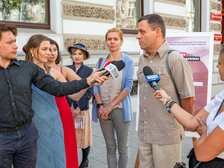 Artur Ossowski, naczelnik Oddziałowego Biura Edukacji Narodowej IPN w Łodzii - o ofercie IPN, oddział w Łodzi. Fot. P. Wacławiak, UMŁ.Kostium kobiecy z lat 40. , widoczny na zdjęciach pochodzi z zasobów Łódzkiego Centrum Filmowego w Łodzi. 