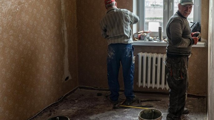 Remont jednego z mieszkań dla przyszłych lokatorów przeprowadzonych z obszarów rewitalizacji Remont jednego z mieszkań dla przyszłych lokatorów przeprowadzonych z obszarów rewitalizacji - fot. Stefan Brajter / UMŁ