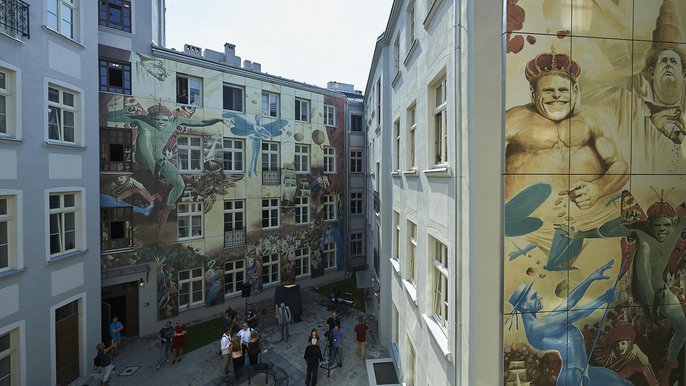 Drugiego takiego nie ma w całym kraju. Baśniowy świat Wojciecha Siudmaka został przeniesiony nowatorską technologią na elewacje wielkomiejskiej, łódzkiej kamienicy przy ul. Więckowskiego 4 Drugiego takiego nie ma w całym kraju. Baśniowy świat Wojciecha Siudmaka został przeniesiony nowatorską technologią na elewacje wielkomiejskiej, łódzkiej kamienicy przy ul. Więckowskiego 4