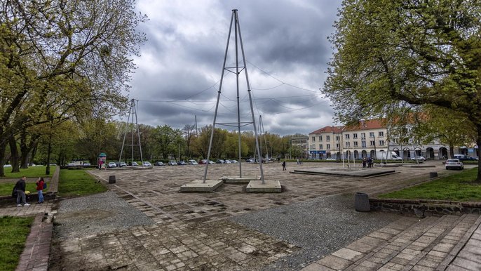 Pamiętacie wstążki na Starym Rynku? Teraz zastąpi je instalacja Roberta Rumasa Pamiętacie wstążki na Starym Rynku? Teraz zastąpi je instalacja Roberta Rumasa - fot. Stefan Brajter / UMŁ