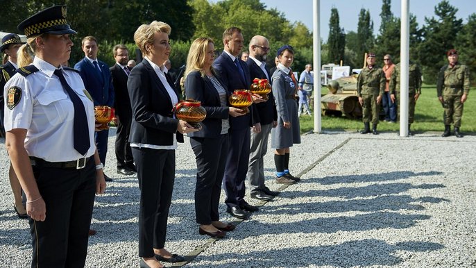 W 79. rocznicę wybuchu II wojny światowej przed Pomnikiem Chwały Żołnierzy Armii Łódź spotkali się kombatanci, władze miejskie i łodzianie W 79. rocznicę wybuchu II wojny światowej przed Pomnikiem Chwały Żołnierzy Armii Łódź spotkali się kombatanci, władze miejskie i łodzianie - fot. Andrzej Janecki / UMŁ