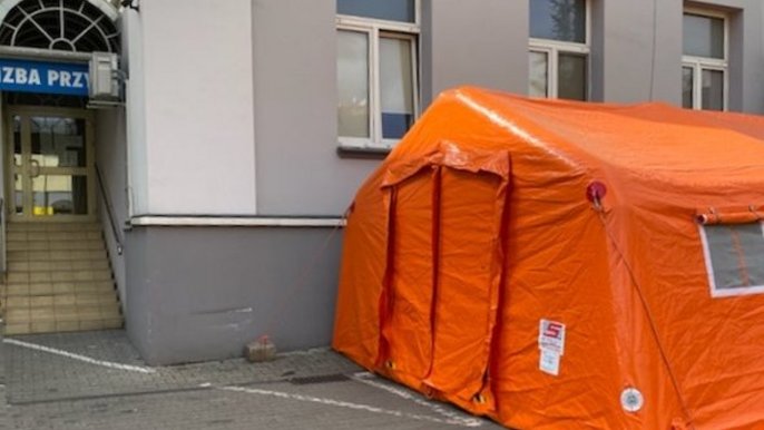 Przy budynku miejskiego szpitala położniczego im. Rydygiera stanęła mobilna izba przyjęć. Przy budynku miejskiego szpitala położniczego im. Rydygiera stanęła mobilna izba przyjęć.