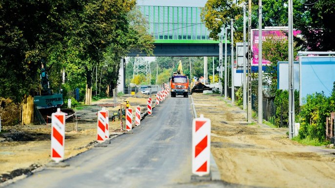 Na ul. Rokicińskiej kładziony jest już nowy asfalt Na ul. Rokicińskiej kładziony jest już nowy asfalt - fot. Paweł Łacheta / UMŁ