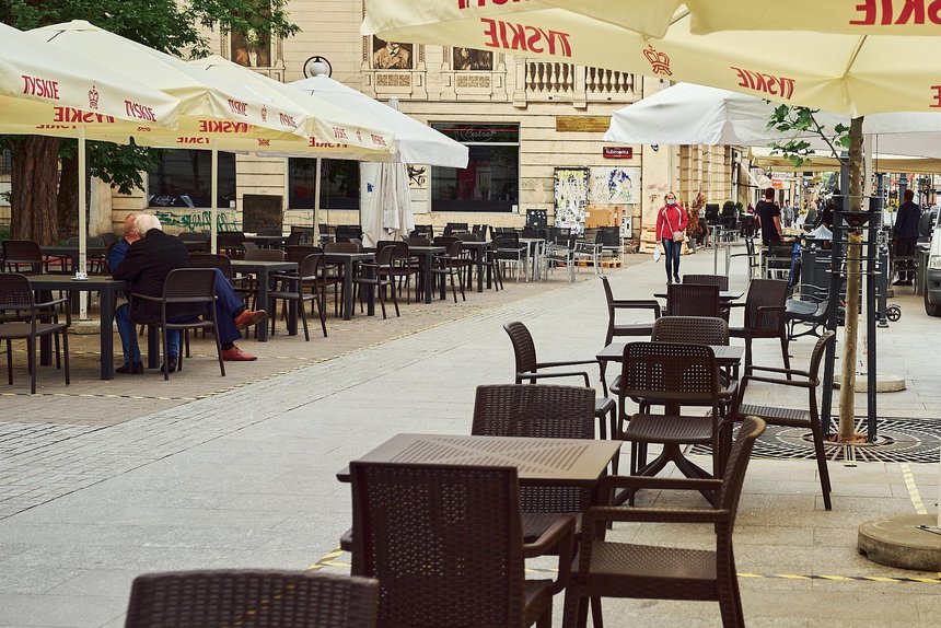 Od poniedziałku, 18 maja, klienci wracają do restauracji i kawiarni na Piotrkowskiej, które po zniesieniu części ograniczeń mogą już serwować jedzenie w lokalu oraz w ogródkach gastronomicznych. fot. Sebastian Glapiński / UMŁ