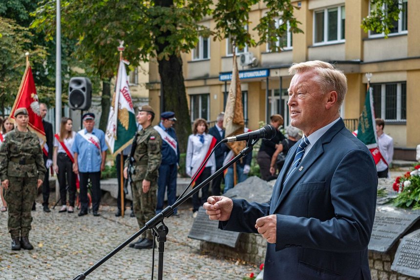 Przemawia Waldemar Krenc, przewodniczący Zarządu Regionu Ziemi Łódzkiej NSZZ "Solidarność" , organizator obchodów. Fot. P. Wacławiak, UMŁ.