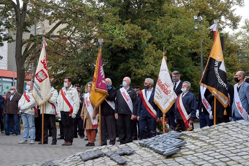 Poczty sztandarowe przy Pomniku Ofiar Stanu Wojennego i Walki o Godność Człowieka przy kościele św. Krzyża fot. Sebastian Gapiński / UMŁ