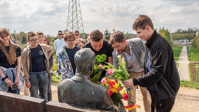 Wiceprezydent Łodzi Adam Pustelnik i przewodniczący Rady Miejskiej w Łodzi, Marcin Gołaszewski złożyli kwiaty przy pomniku Jana Karskiego. W wydarzeniu brała udział młodzież z SP nr 7 w Łodzi. Fot. Patryk Wacławiak. Wiceprezydent Łodzi Adam Pustelnik i przewodniczący Rady Miejskiej w Łodzi, Marcin Gołaszewski złożyli kwiaty przy pomniku Jana Karskiego. W wydarzeniu brała udział młodzież z SP nr 7 w Łodzi. Fot. Patryk Wacławiak.