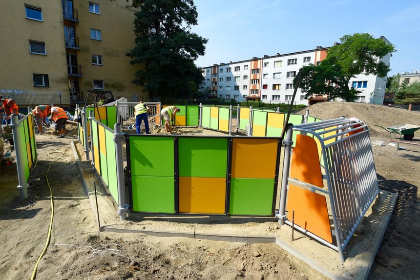 Labirynty, nowe piaskownice i miniboisko – modernizujemy, remontujemy i budujemy nowe place zabaw.