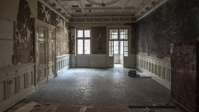 W pomieszczeniach przetrwały sztukaterie z polichromiami i złoceniami, boazerie z dekoracjami, szczątki tapet W pomieszczeniach przetrwały sztukaterie z polichromiami i złoceniami, boazerie z dekoracjami, szczątki tapet - fot. Stefan Brajter / UMŁ