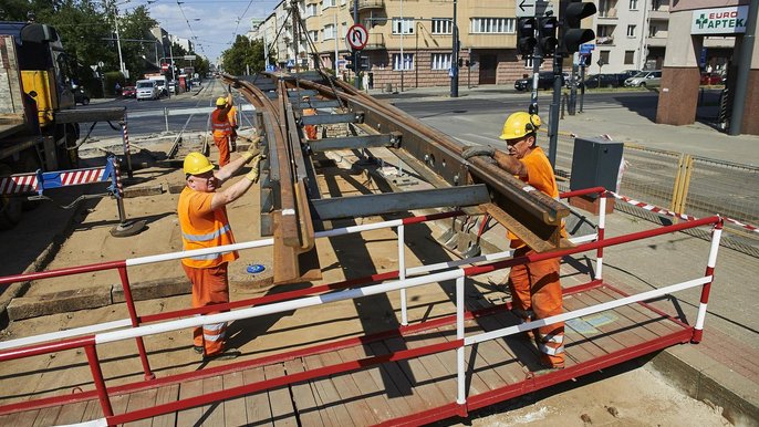 Układamy nowe torowisko na remontowej ulicy Narutowicza Układamy nowe torowisko na remontowej ulicy Narutowicza - fot. Radosław Jóźwiak / UMŁ