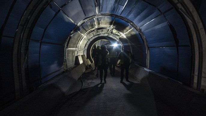 Jednym z najbardziej widowiskowych miejsc w Orientarium będzie basen, przez który każdy z nas będzie mógł się przespacerować, a ponad głowami i obok nas będą pływały rekiny i płaszczki Jednym z najbardziej widowiskowych miejsc w Orientarium będzie basen, przez który każdy z nas będzie mógł się przespacerować, a ponad głowami i obok nas będą pływały rekiny i płaszczki - fot. Stefan Brajter