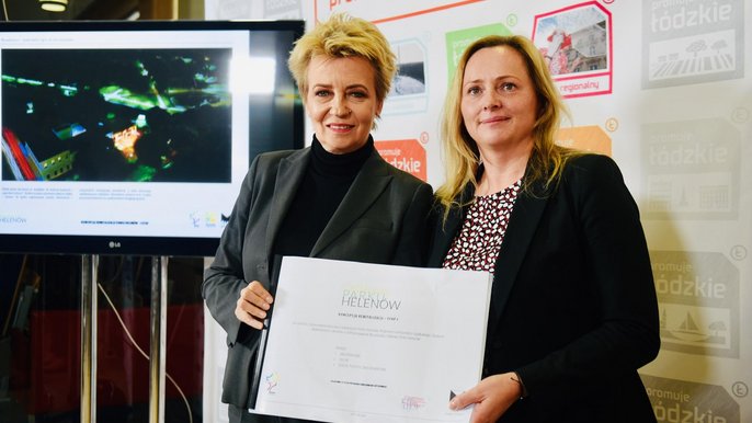 Prezydent Łodzi Hanna Zdanowska przekazała dokument na ręce wicemarszałek Joanny Skrzydlewskiej Prezydent Łodzi Hanna Zdanowska przekazała dokument na ręce wicemarszałek Joanny Skrzydlewskiej - fot. Paweł Łacheta / UMŁ