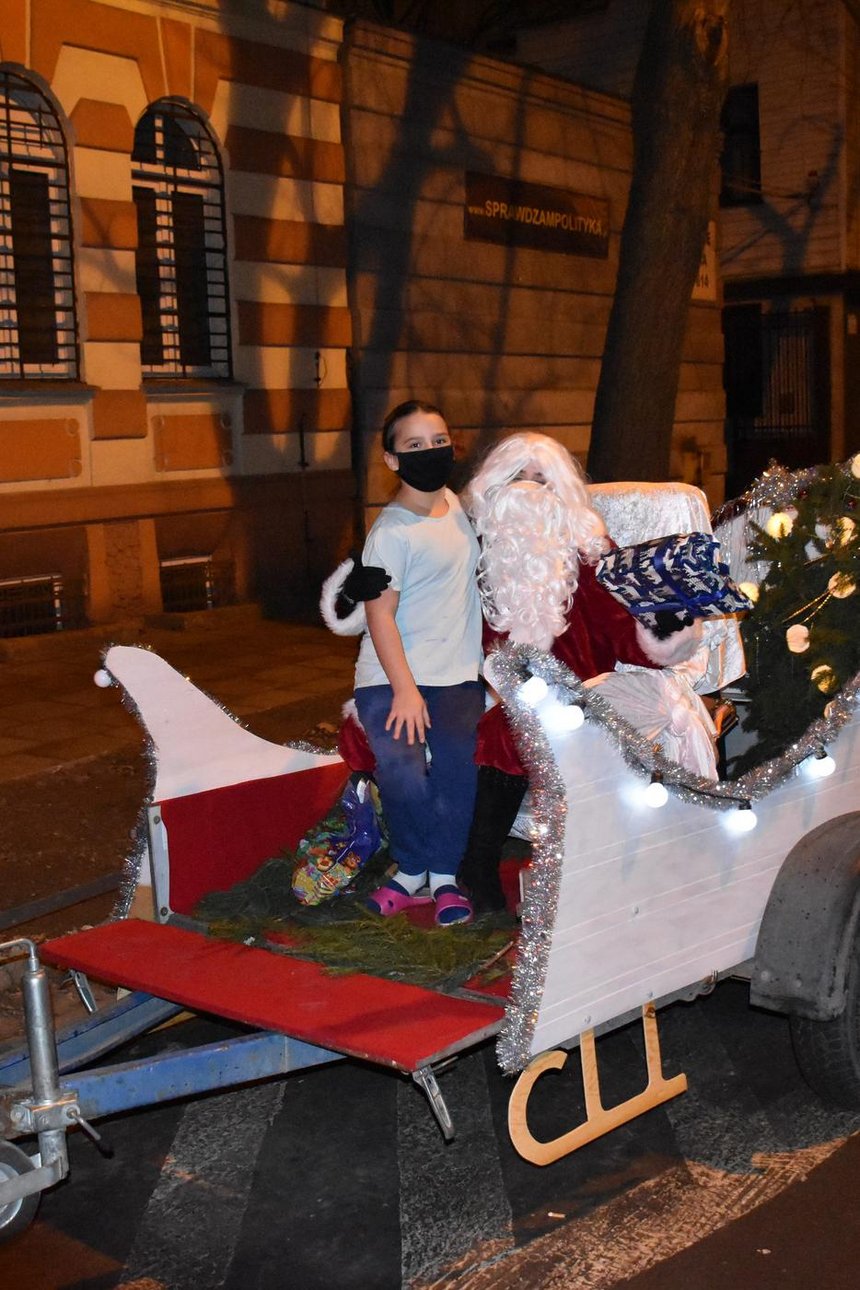 Święty mikołaj w saniach