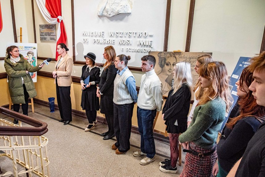 Wiceprezydent Łodzi Małgorzata Moskwa - Wodnicka z uczniami IV LO w Łodzi. Fot. P. Wacławiak, UMŁ. 