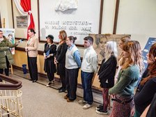 Wiceprezydent Łodzi Małgorzata Moskwa - Wodnicka z uczniami IV LO w Łodzi. Fot. P. Wacławiak, UMŁ. 