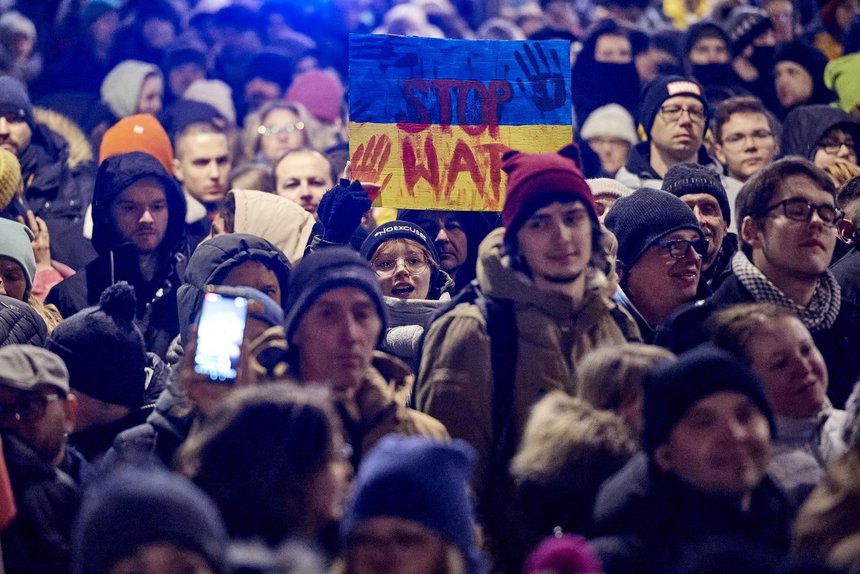 Marsz "Stop Wojnie!" na ul. Piotrkowskiej fot. Radosław Jóźwiak