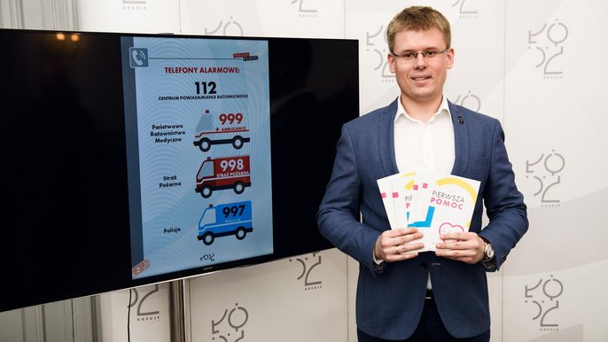 Radny Adam Wieczorek zapowiedział, że 50 tysięcy poradników pierwszej pomocy trafi do łodzian. Do tego szkolenia z pierwszej pomocy dla łódzkich przedszkolaków, uczniów i seniorów Radny Adam Wieczorek zapowiedział, że 50 tysięcy poradników pierwszej pomocy trafi do łodzian. Do tego szkolenia z pierwszej pomocy dla łódzkich przedszkolaków, uczniów i seniorów - fot. Radosław Żydowicz / UMŁ