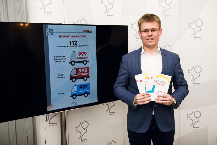 Radny Adam Wieczorek zapowiedział, że 50 tysięcy poradników pierwszej pomocy trafi do łodzian. Do tego szkolenia z pierwszej pomocy dla łódzkich przedszkolaków, uczniów i seniorów fot. Radosław Żydowicz / UMŁ