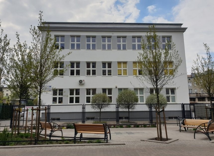 W Szkole Podstawowej nr 26 trwają roboty wewnątrz budynku - wymiana instalacji elektrycznej oraz podłączanie CO, z zewnątrz szkoła ma już nową, efektowną elewację.