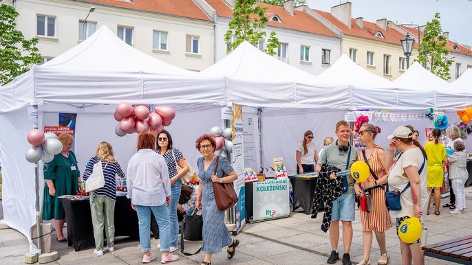 - Stary Rynek, uczestnicy pikniku spacerują przed namiotami wystawców