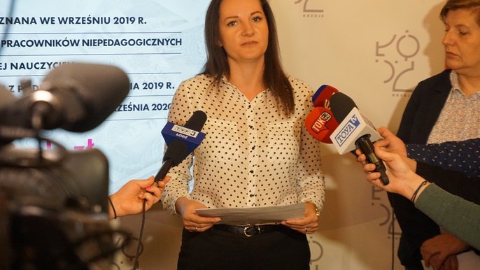 100 mln zł na podwyżki pensji w oświacie w 2020 roku 100 mln zł na podwyżki pensji w oświacie w 2020 roku - fot. Monika Pawlak / UMŁ