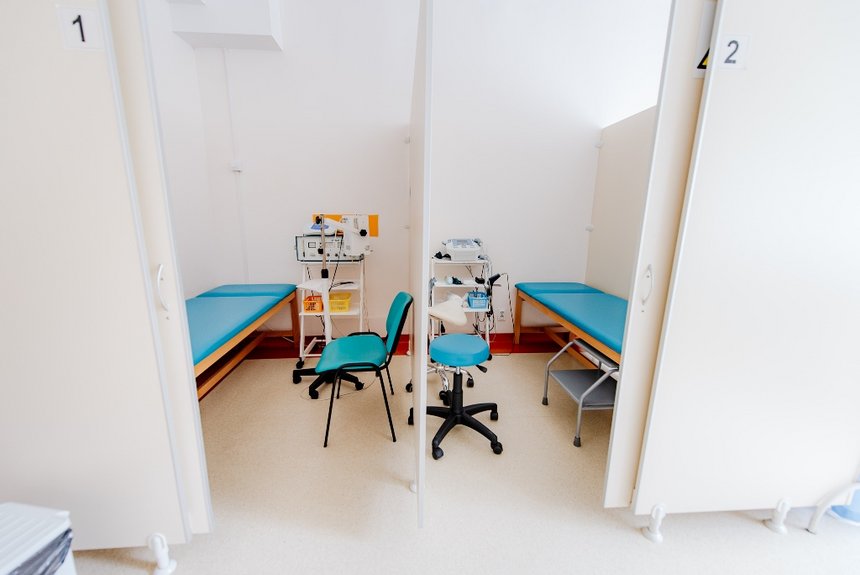 Pacjenci korzystający z zabiegów rehabilitacyjnych w miejskich przychodniach muszą być przygotowani na wzmożony reżim sanitarny w związku z trwającą pandemią koronawirusa. fot. UMŁ