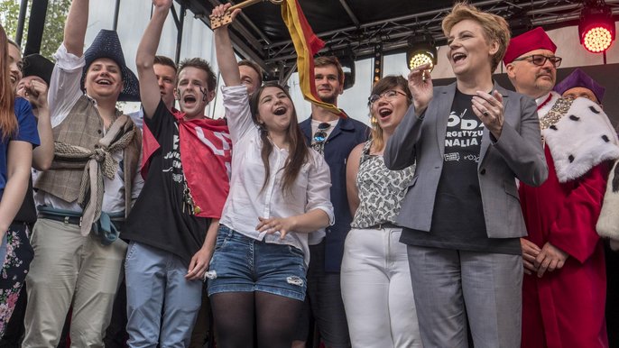 Prezydent Łodzi Hanna Zdanowska przekazała studentom symboliczne klucze do miasta - fot. Stefan Brajter / UŁ