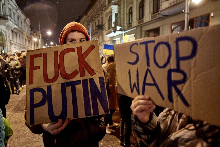 Marsz "Stop Wojnie!" na ul. Piotrkowskiej fot. Radosław Jóźwiak