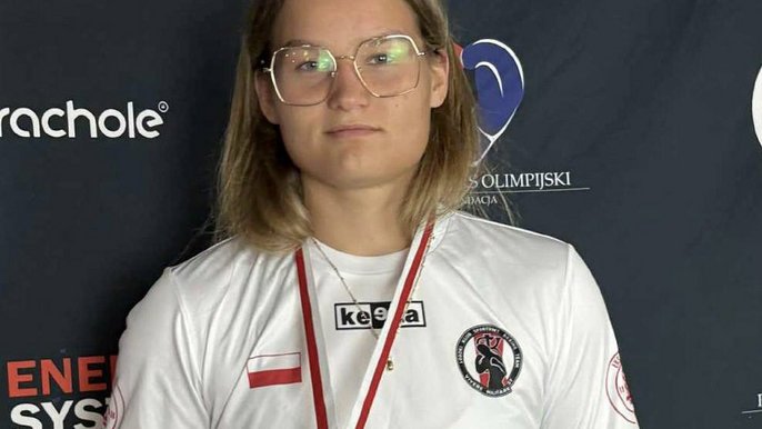 - Amelia Kostrzewa z medalem