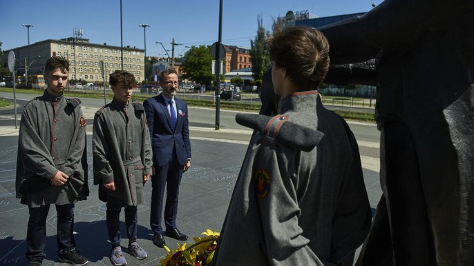 Kwiaty składa wiceprezydent Krzysztof Piątkowski w asyście młodziezy z formacji "Strażnicy Tradycji" z Centrum Kształcenia Zawodowego i Ustawicznego w Łodzi. Kwiaty składa wiceprezydent Krzysztof Piątkowski w asyście młodziezy z formacji "Strażnicy Tradycji" z Centrum Kształcenia Zawodowego i Ustawicznego w Łodzi.