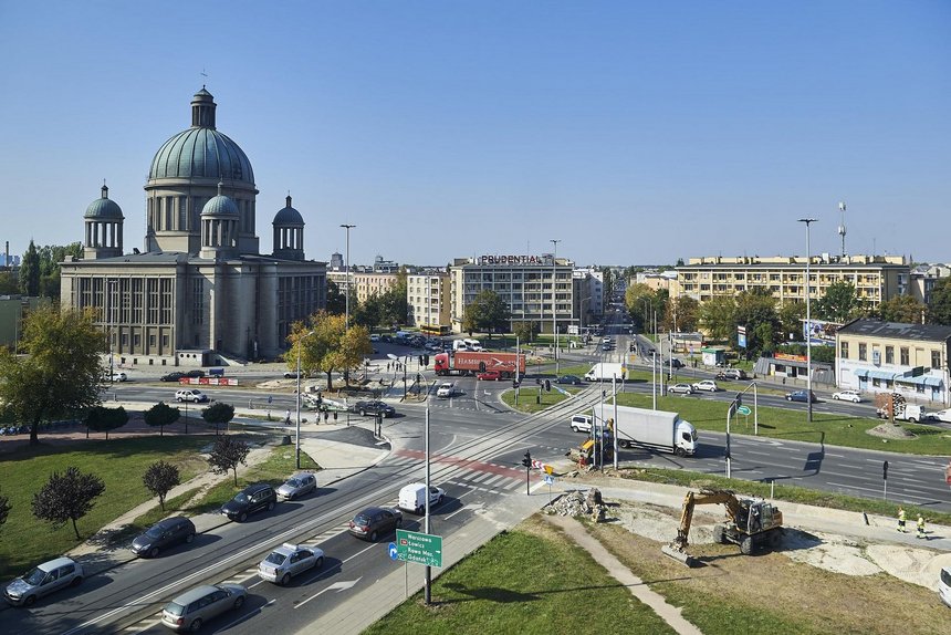Na drogach rowerowych wokół ronda Solidarności układany jest już asfalt. Wkrótce pojawią się także bezpieczne przejazdy przez jezdnie fot. Radosław Jóźwiak / UMŁ