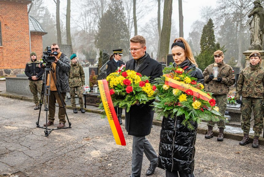 Kwiaty składają wiceprezydent Adam Wieczorek i wiceprzewodnicząca Rady Miejskiej w Łodzi Paulina Setnik. Fot. P. Wacławiak, UMŁ.