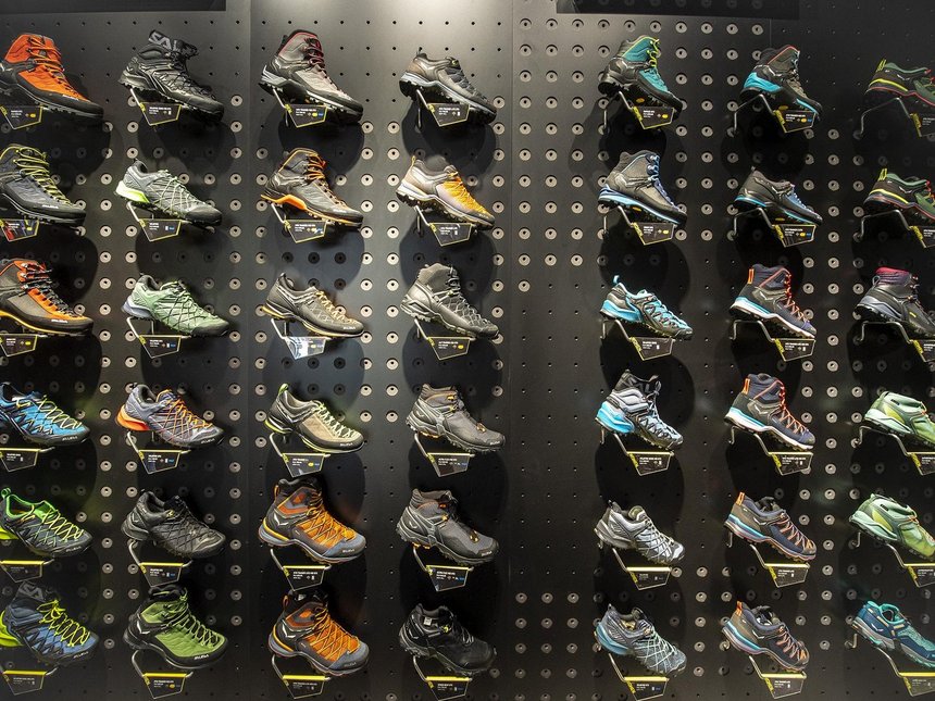 Sklep z odzieżą i wyposażeniem turystycznym Salewa Mountain Shop fot. Stefan Brajter / UMŁ