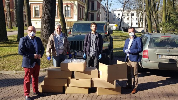 Firma P.W.ELAND z Łodzi oraz Centrum Medyczne Pro-Medyk przekazała pełne kartony gogli ochronnych dla medyków w Miejskim Centrum Medycznym im. Jonschera. Firma P.W.ELAND z Łodzi oraz Centrum Medyczne Pro-Medyk przekazała pełne kartony gogli ochronnych dla medyków w Miejskim Centrum Medycznym im. Jonschera.