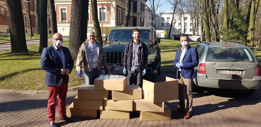 Firma P.W.ELAND z Łodzi oraz Centrum Medyczne Pro-Medyk przekazała pełne kartony gogli ochronnych dla medyków w Miejskim Centrum Medycznym im. Jonschera.