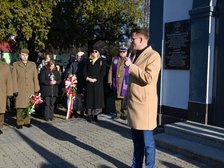 Wiceprezydent Łodzi Adam Wieczorek przemawia podczas uroczystości. Stoi przy wejściu do budynku - kaplicy. W tle uczestnicy uroczystości. Grupa około 10 osób, wśród nich żołnierze, młodzież i kapelan. 