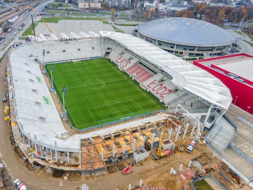 Montaż dachu i budowa ostatniej trybuny na stadionie ŁKS fot. UMŁ