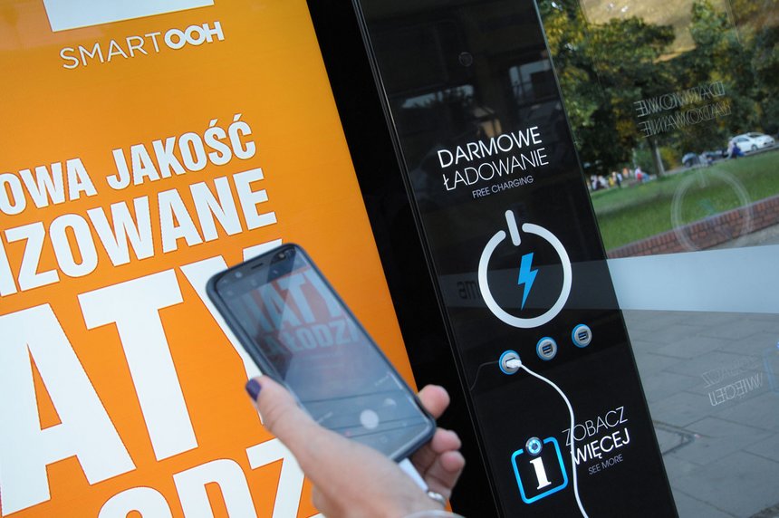 Wiaty przystankowe wyposażone w ładowarki do telefonów i panel cyfrowy informujący o utrudnieniach w ruchu miejskim fot. materiały prasowe