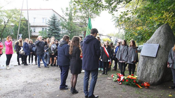 Pomnik często odwiedza młodzież z pobliskiego ZSO nr 7. Pomnik często odwiedza młodzież z pobliskiego ZSO nr 7.
