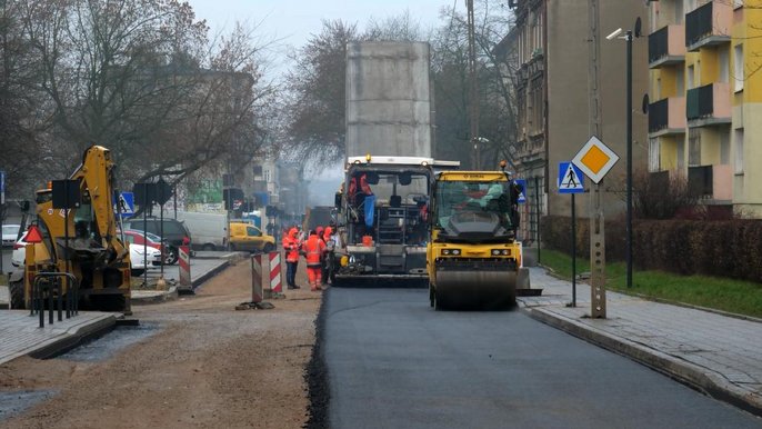 Wylewanie asfaltu na ulicy Zarzewskiej Wylewanie asfaltu na ulicy Zarzewskiej - mat. UMŁ