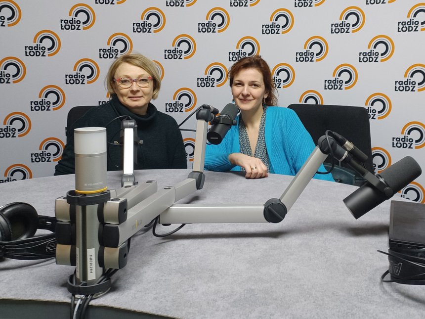 Dwie osoby podczas rozmowy w studio radiowym