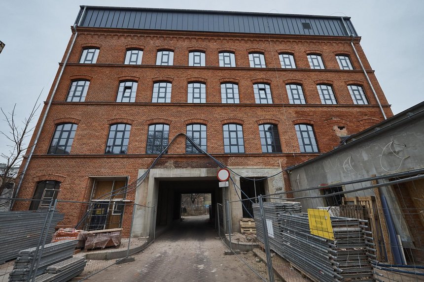 Elewacja z zabytkowej czerwonej cegły kamienicy przy ul. Tuwima 10 fot. Radosław Jóźwiak / UMŁ