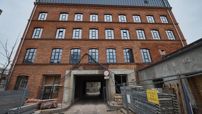 Elewacja z zabytkowej czerwonej cegły kamienicy przy ul. Tuwima 10 Elewacja z zabytkowej czerwonej cegły kamienicy przy ul. Tuwima 10 - fot. Radosław Jóźwiak / UMŁ