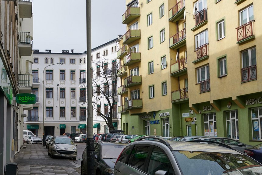 Skrzyżowanie ulicy Próchnika i Lipowej nazwę „kolanko” zawdzięcza swojemu kształtowi, ulice nie przecinają się, ale jedna przechodzi w drugą pod kątem 90 stopni. fot. Sebastian Glapiński