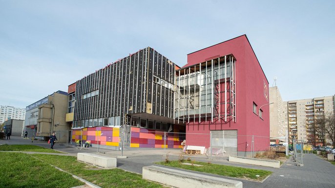 Dobiegają końca prace przy odnawianiu elewacji budynku Domu Kultury "502" - fot. Paweł Łacheta