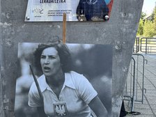 tablica pamiątkowa oraz grafika przedstawiająca Marię Kwaśniewską-Maleszewską podczas zawodów 